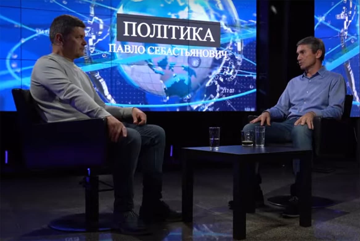 Розмовляють двоє чоловіків